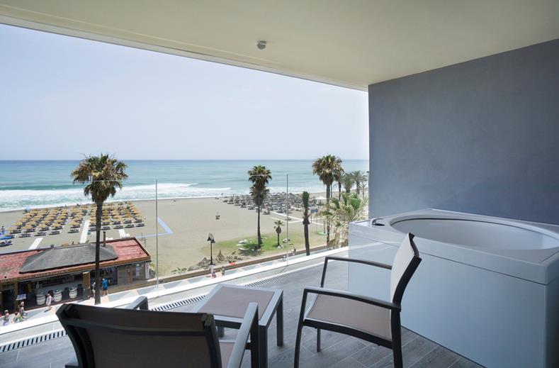 Balkon met zeezicht bij Hotel Pez Espada