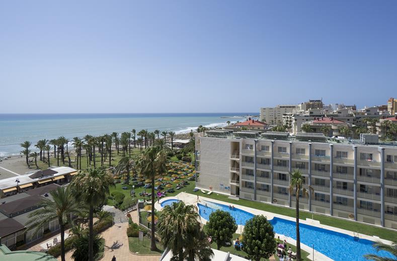 Zwembad van Hotel Pez Espada met uitzicht op zee